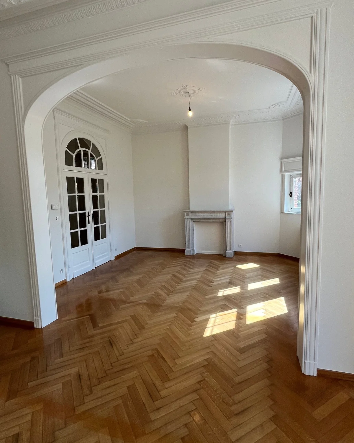 Schilder- en restauratiewerken in een klassiek herenhuis met arcade en visgraatvloer