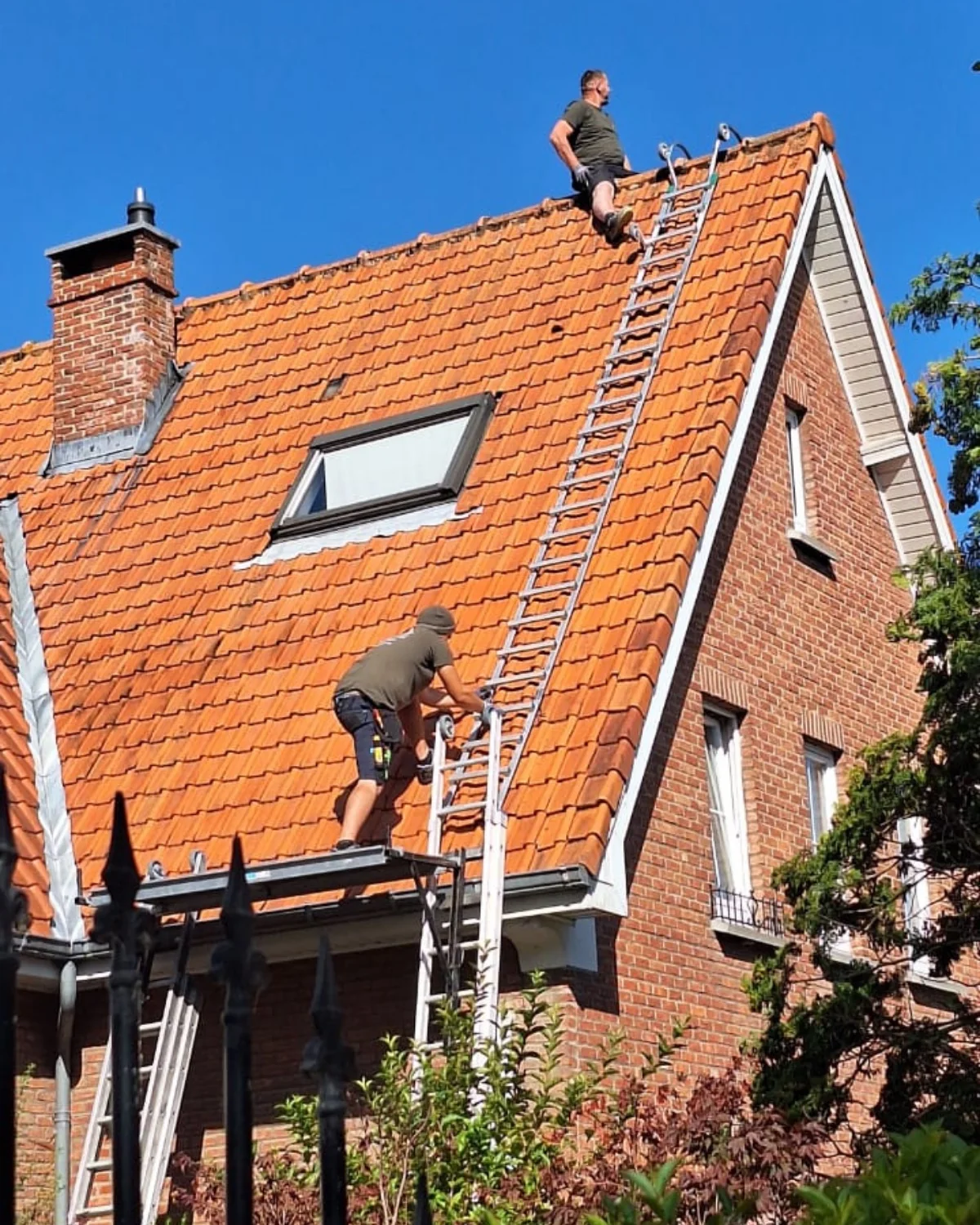 Vakmannen van Terravec aan het werk op een pannendak in Vlaams-Brabant