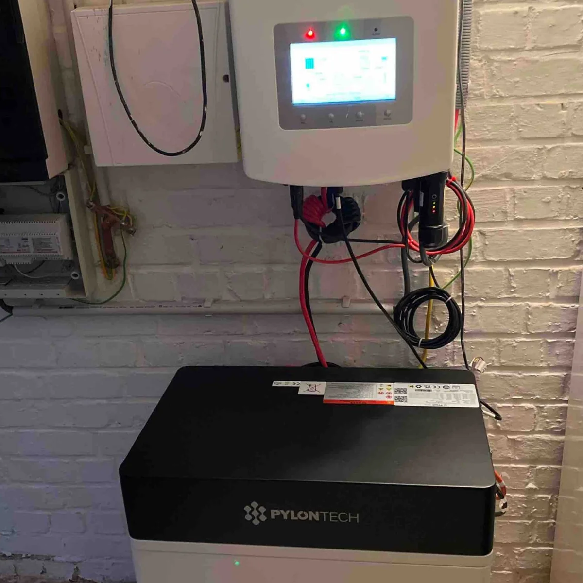 Installatie van een Solis-omvormer en Pylontech thuisbatterij voor zonnepanelen