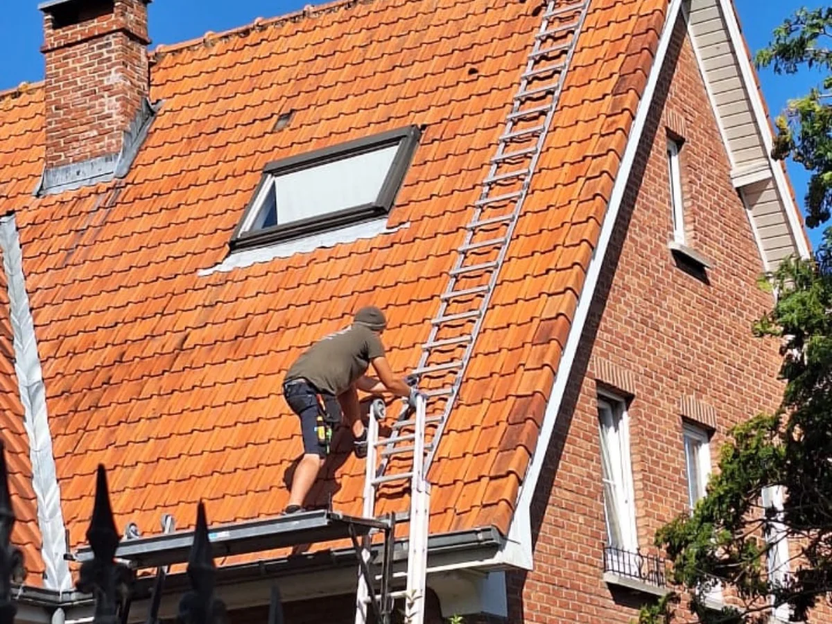 Vakmannen van Terravec installeren zonnepanelen op een pannendak