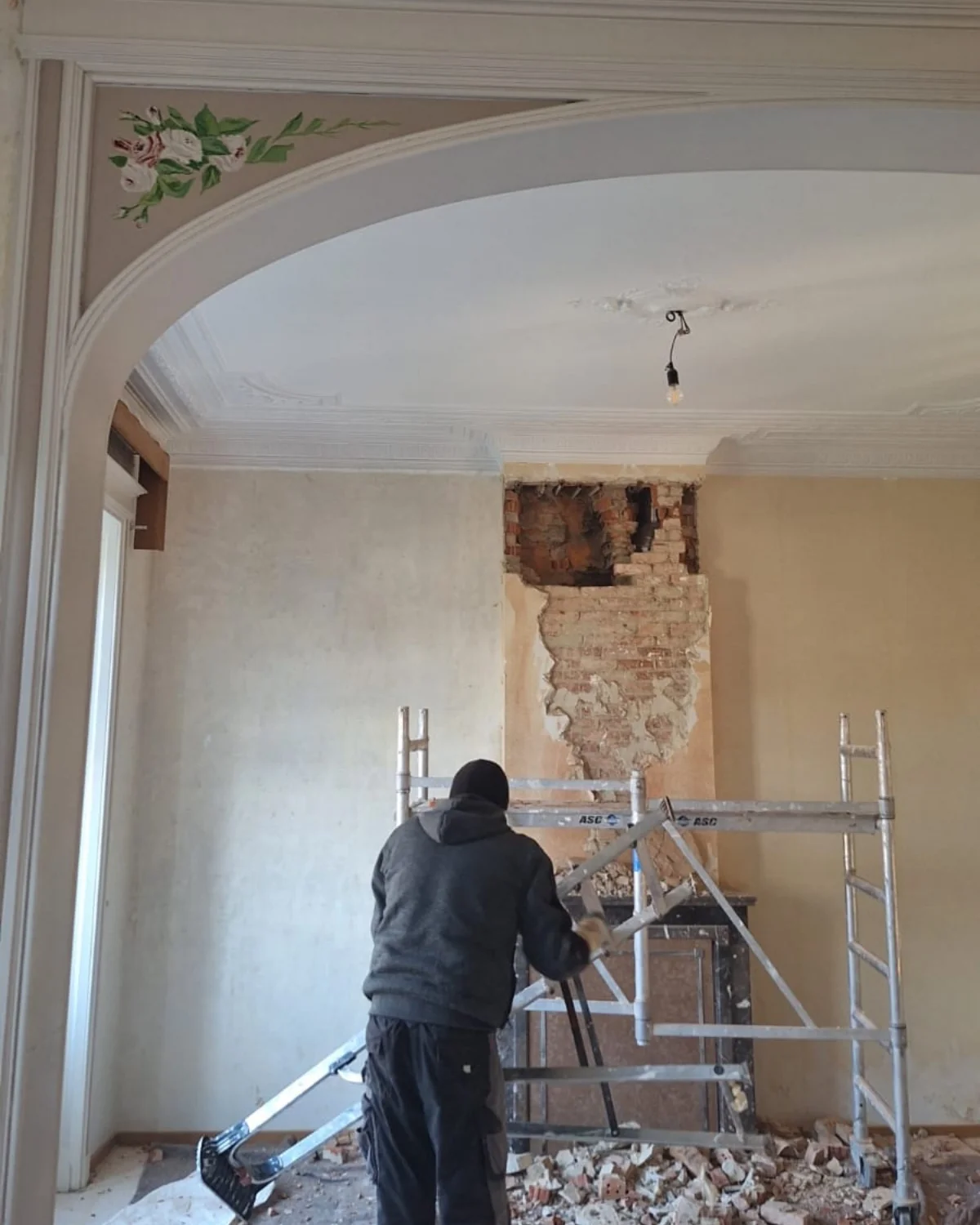 Plafondrenovatie in een klassieke villa met stelling en behouden stucwerk