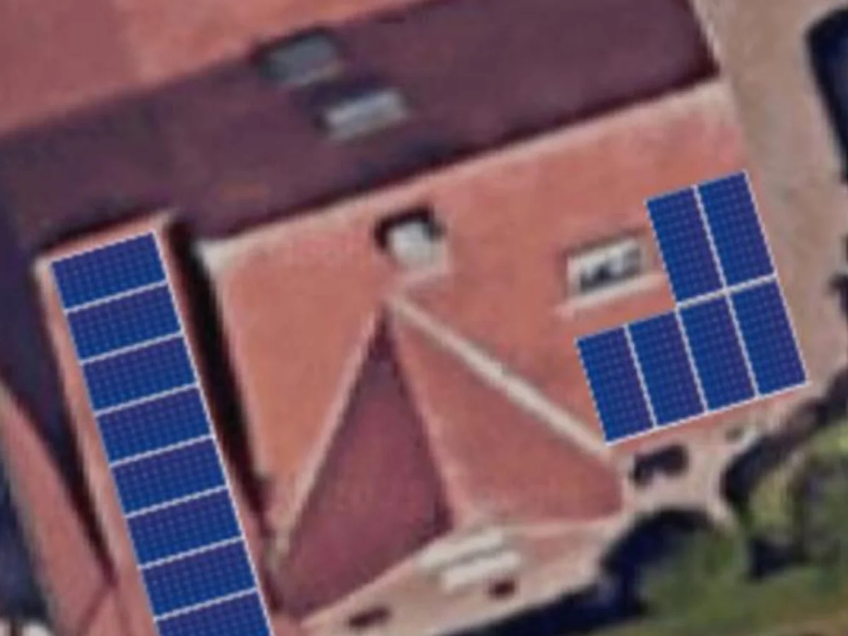 Luchtfoto van een zonnepanelen-installatie op meerdere dakvlakken